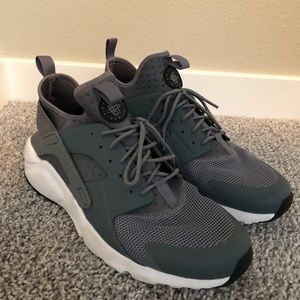 Nike huaraches white and grey size 12